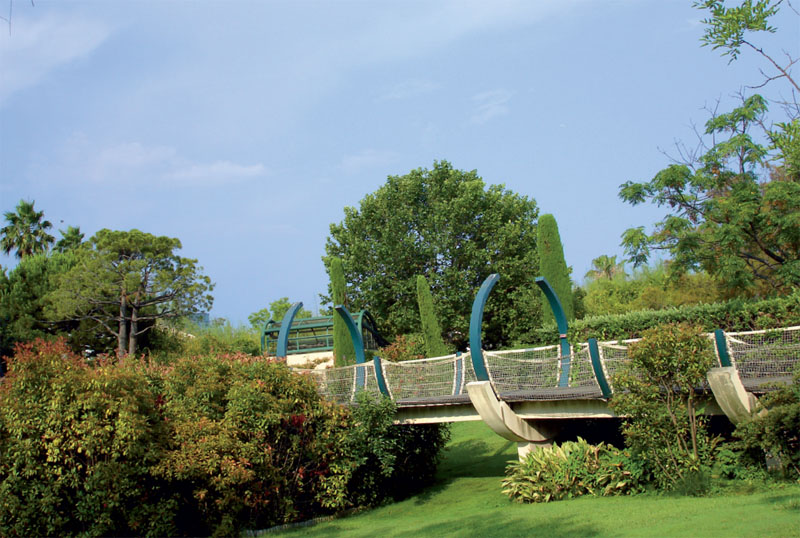 Один из мостиков парка