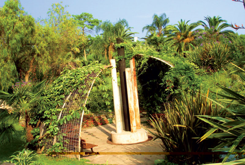 Уютная и необычная по форме беседка